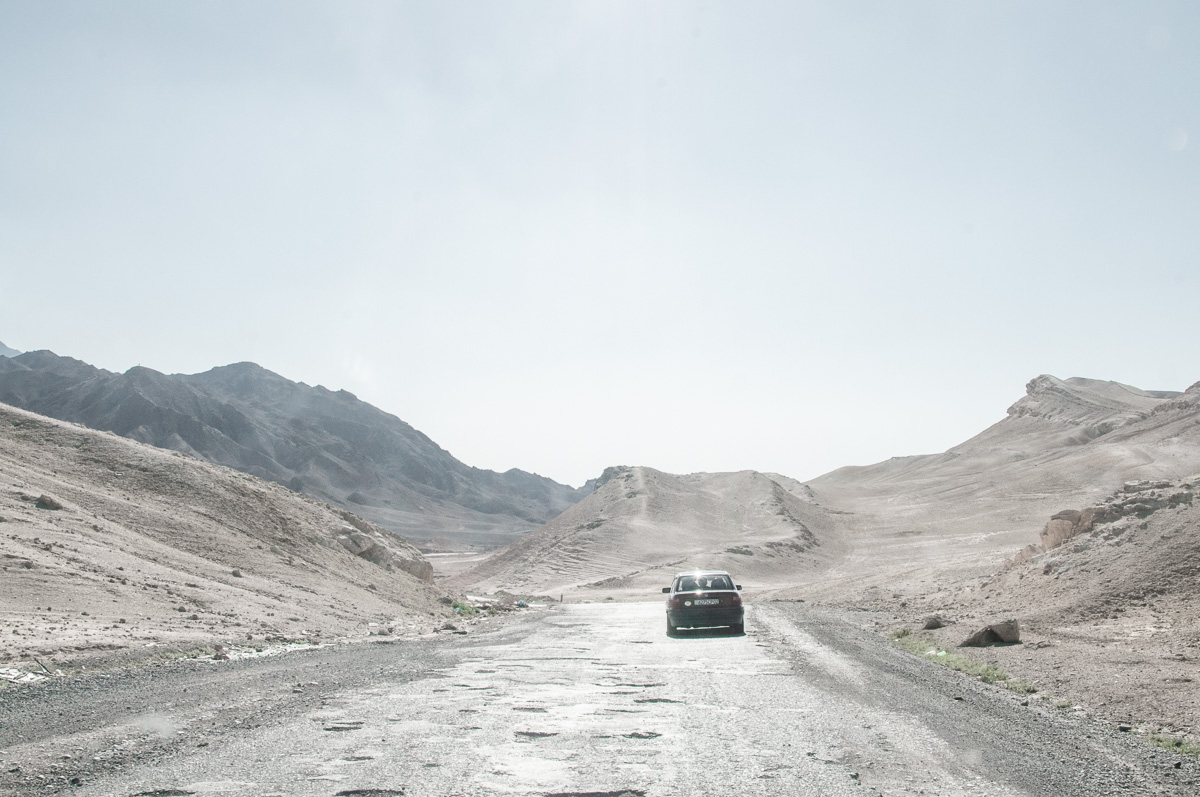 Auto in landschap in Tadzjikistan
