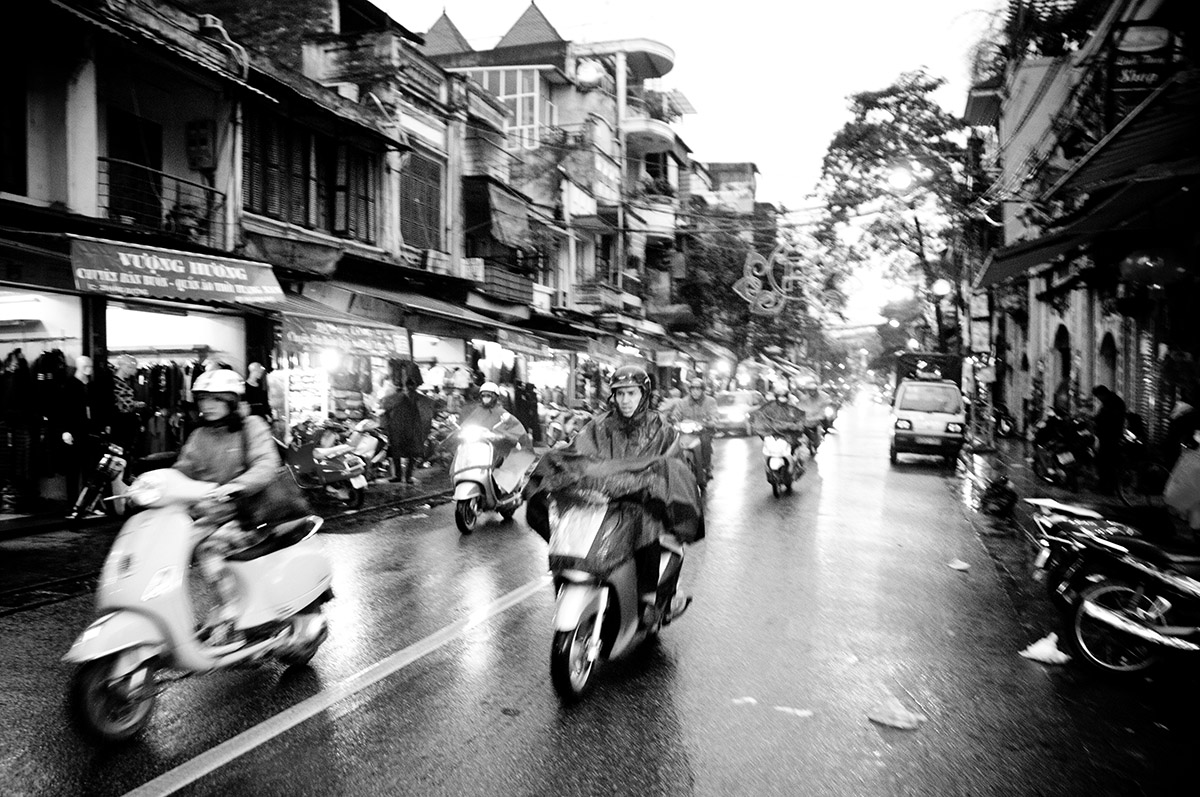 Straatbeeld in Hanoi in veelzijdig Vietnam