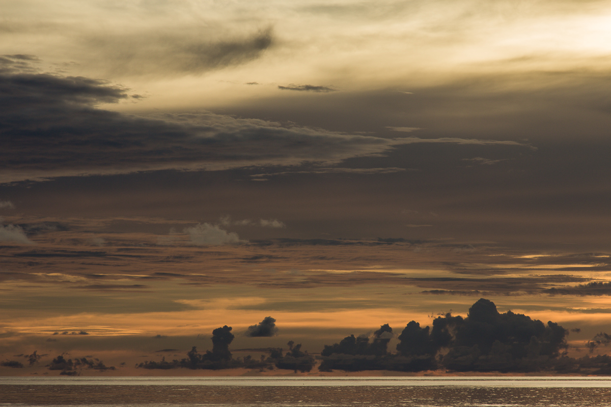 Zonsondergang bij de Molukken