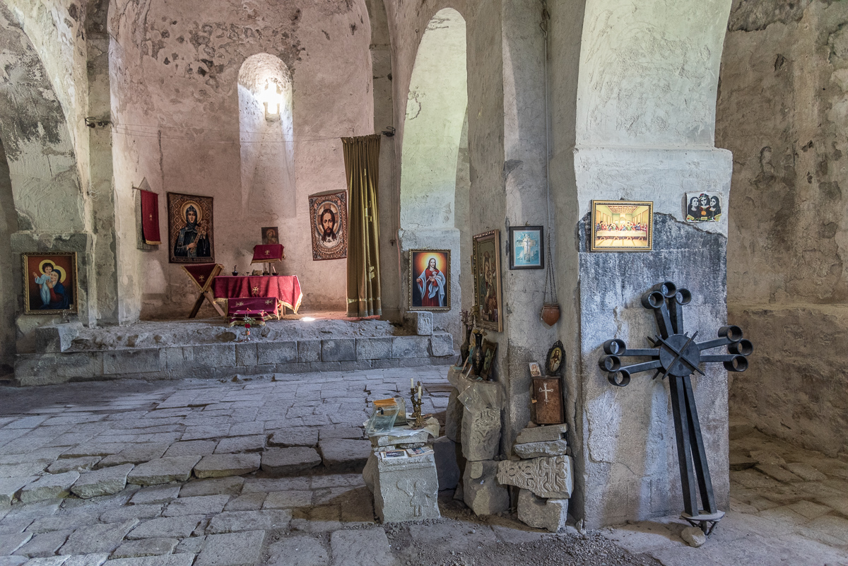 Interieur van een kerk in het grottendorp Khndzoresk