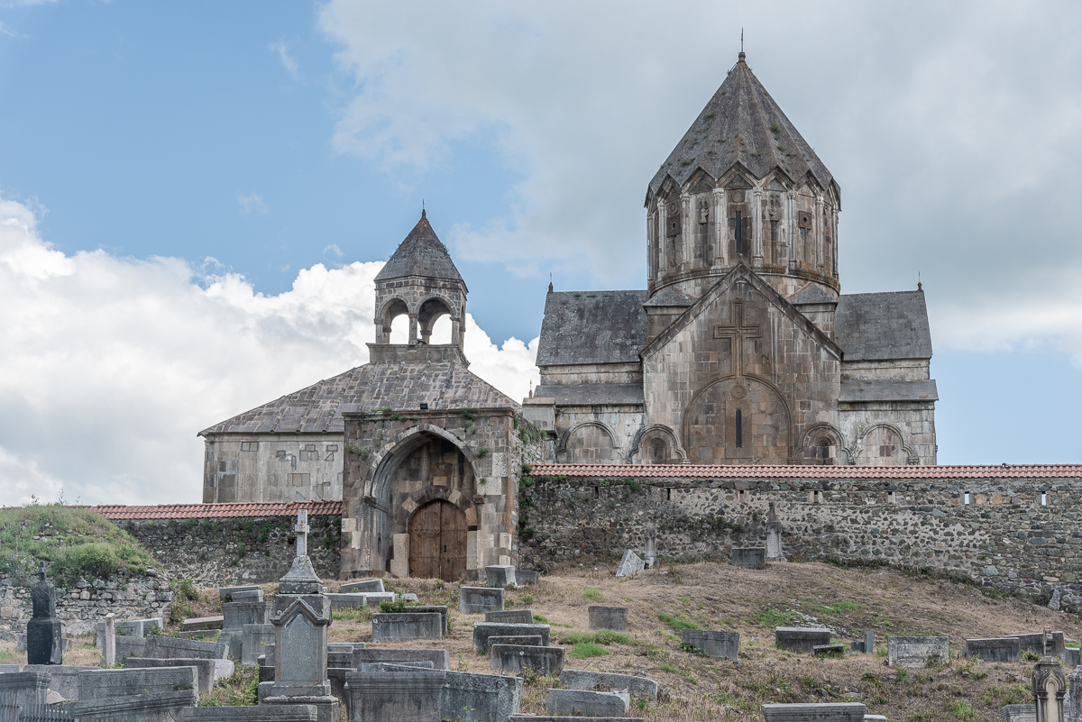 Gandzasar klooster in Nagorno-Karabach met op de voorgrond een begraafplaats