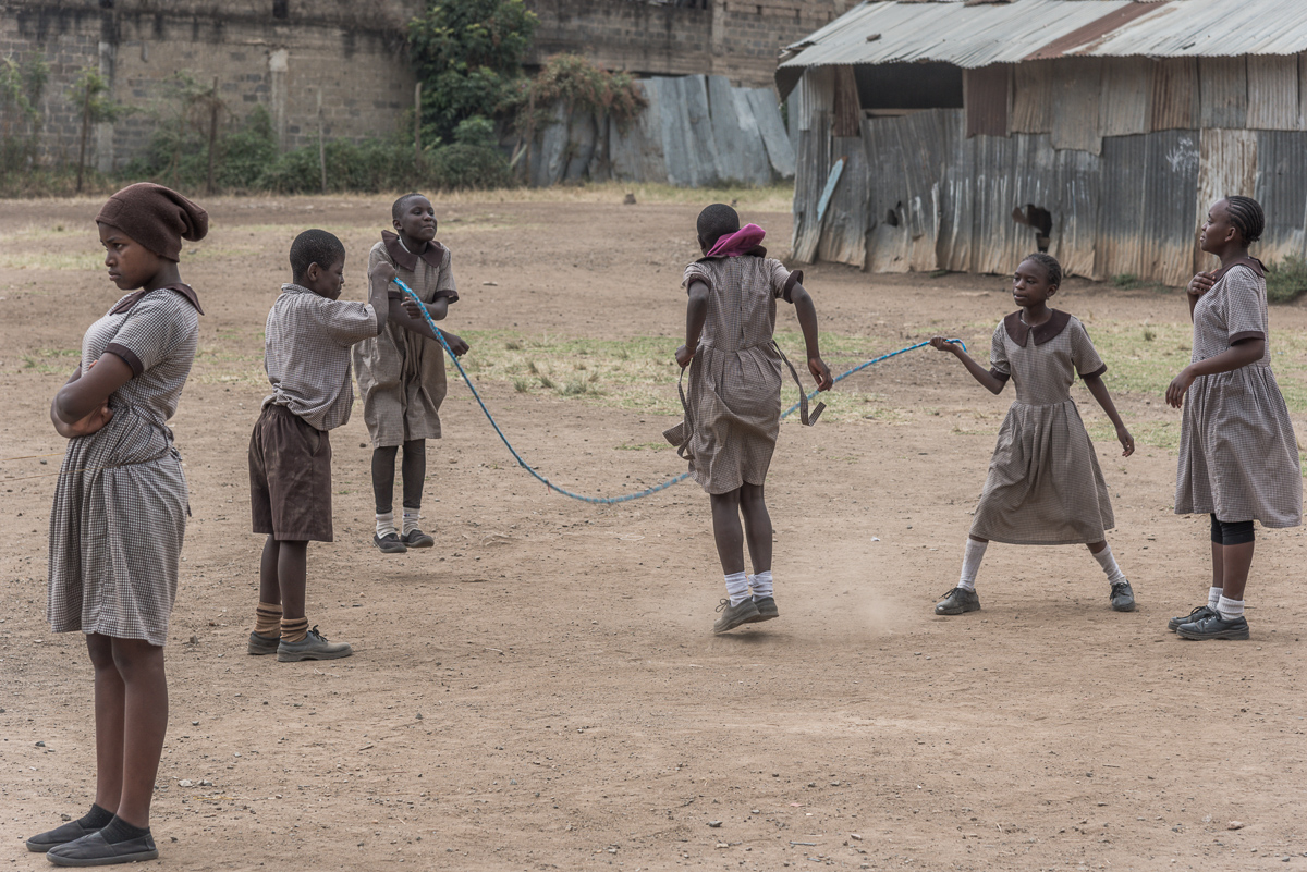 Kinderen spelen bij Mukuru promotion centre in Nairobiin Nairobi