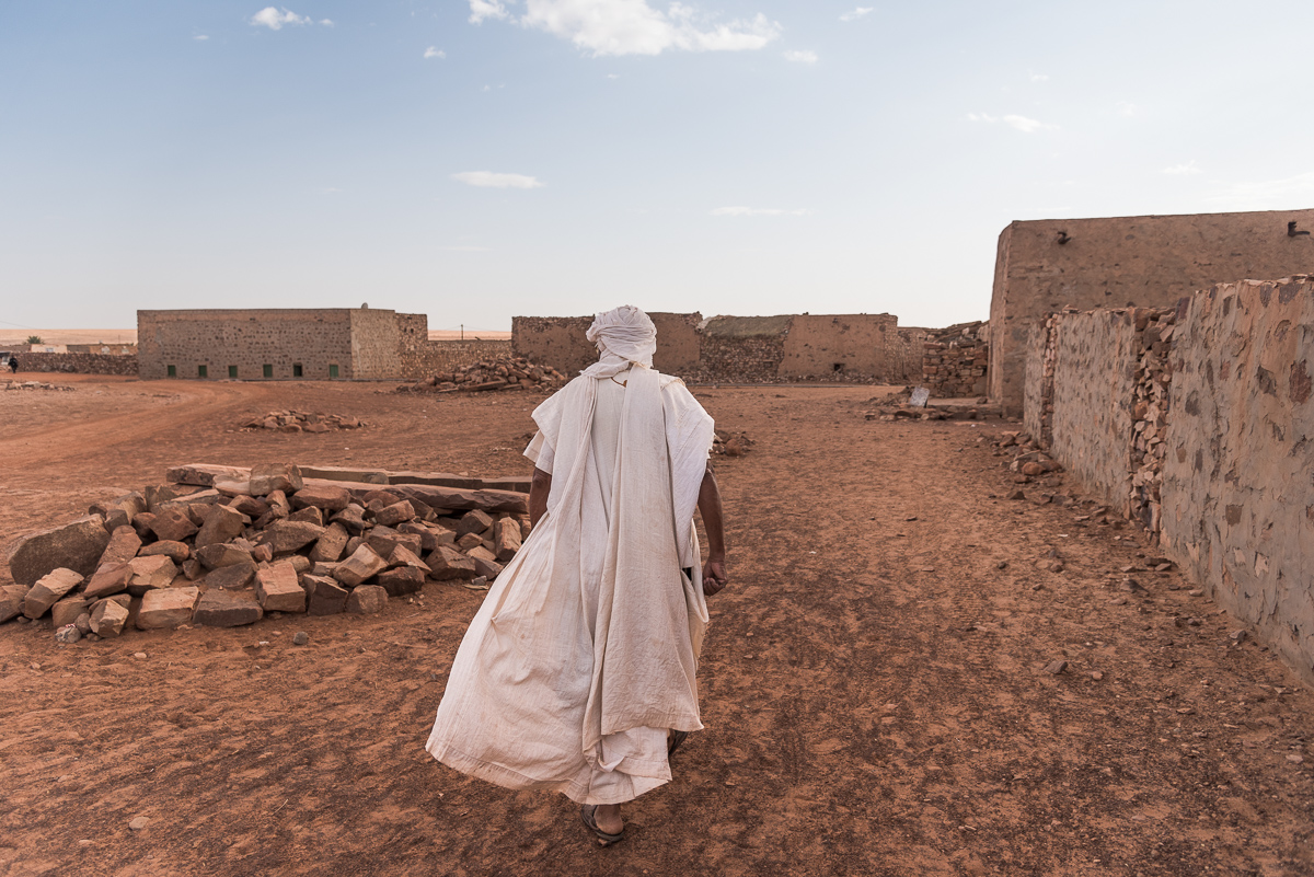 Man loopt door de oude stad Ouadane in Mauritanië