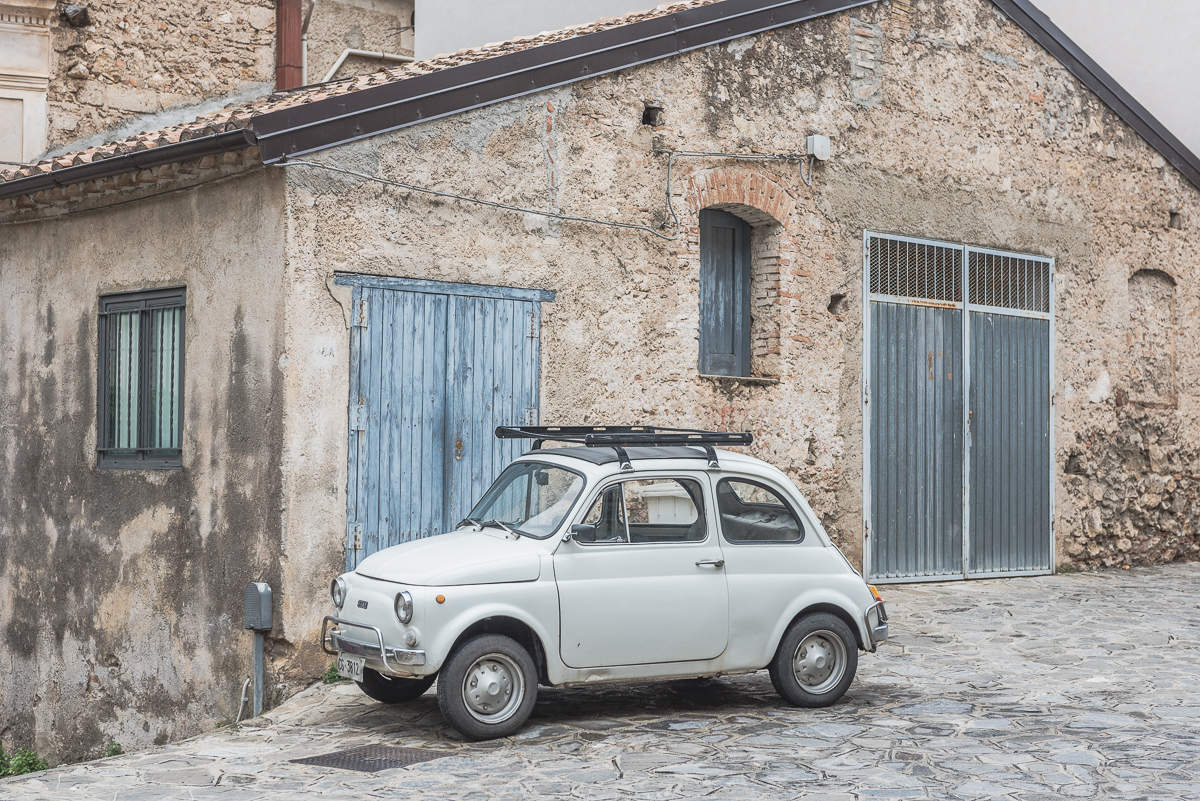 Fiat 500 in de straten van Civita in Calabrië