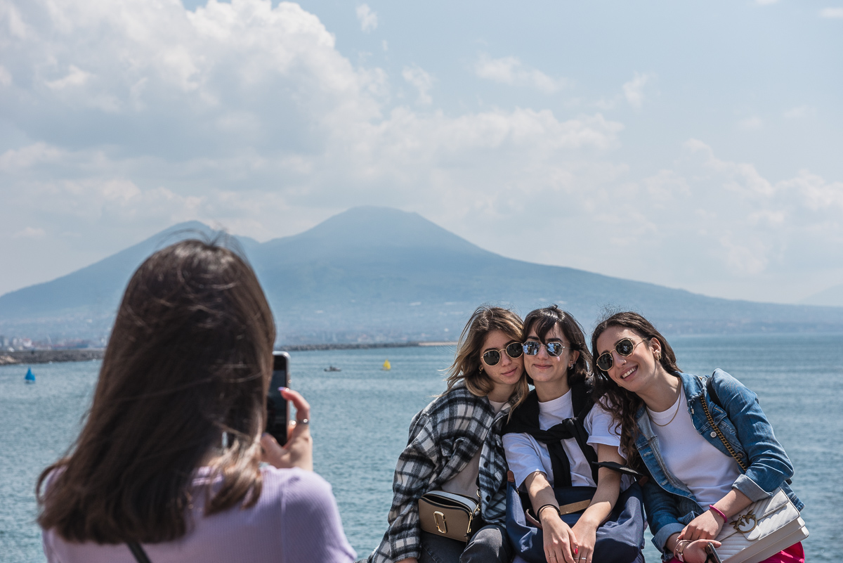 Foto maken met de Vesuvius op de achtergrond