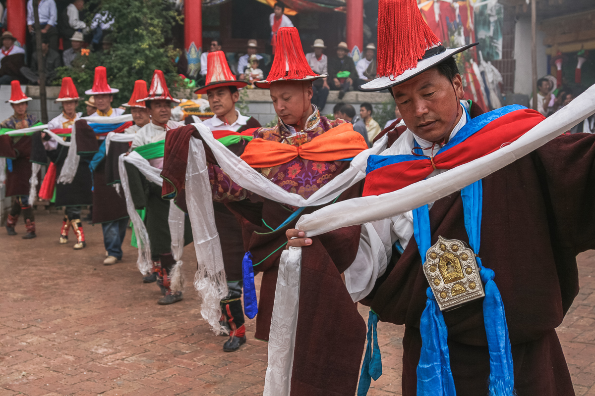 Dansen en zingen tijdens het sjamanenfestival in Repkong
