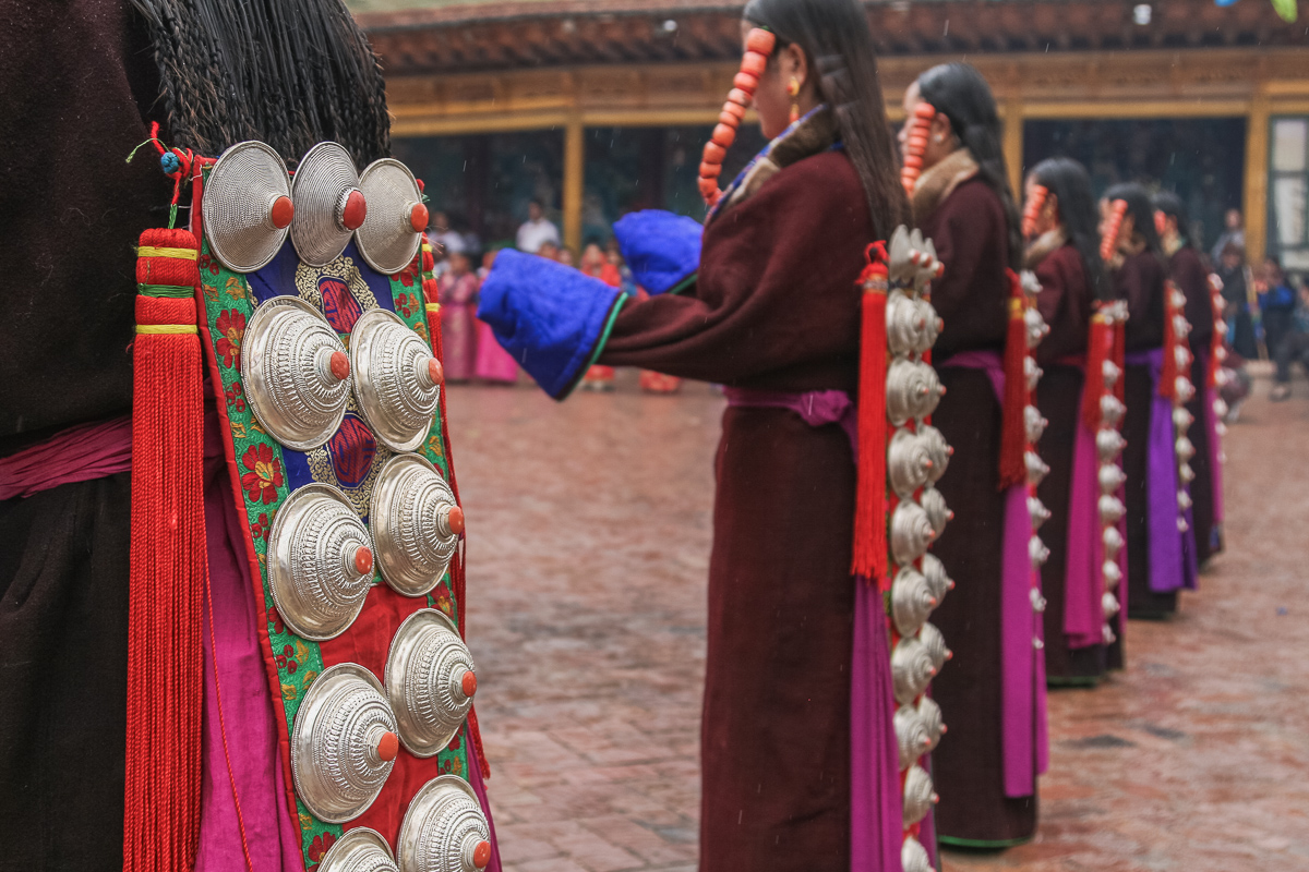 Traditionele kleding tijdens sjamanenfestival in China