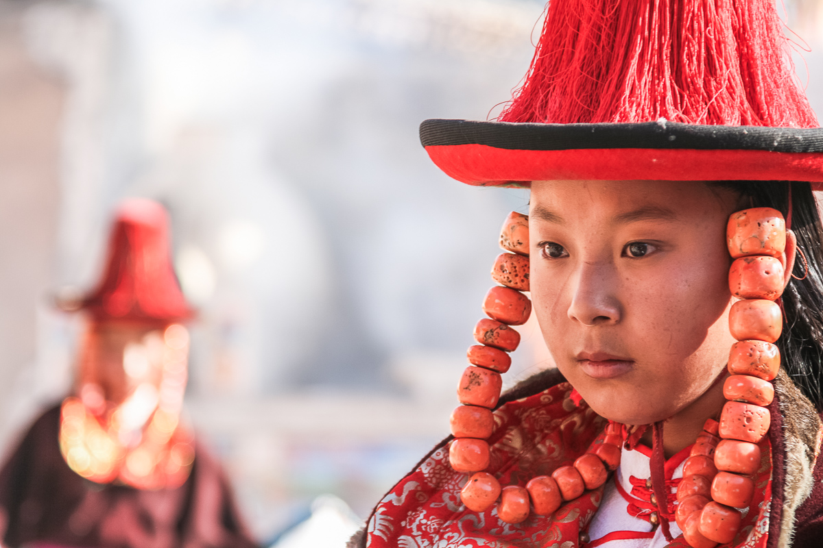 Vrouw met bloedkoralen ketting tijdens jaarlijkse sjamanenfesitval in China