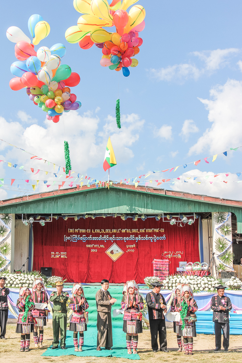 Officiële start van Akha nieuwjaar in Myanmar, lintje is doorgeknipt en de ballonnen vliegen de lucht in