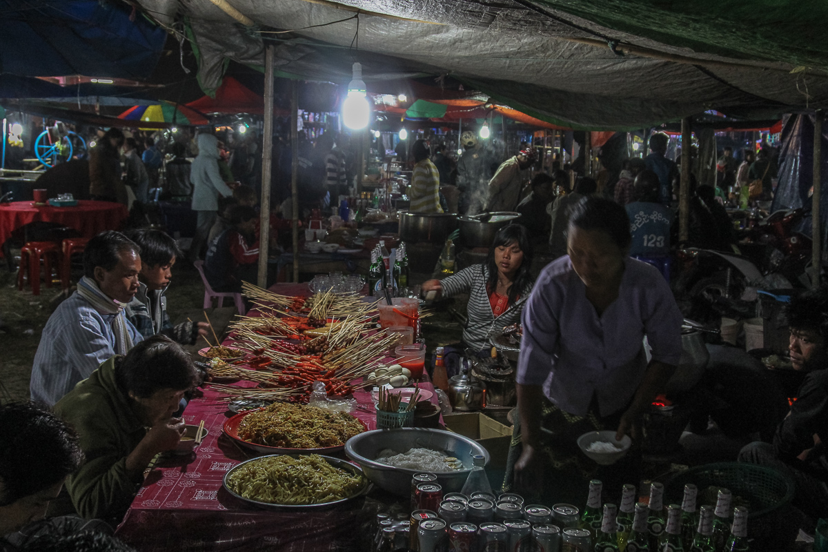 Eten en drinken tijdens nieuwjaar in Kengtung in Myanmar