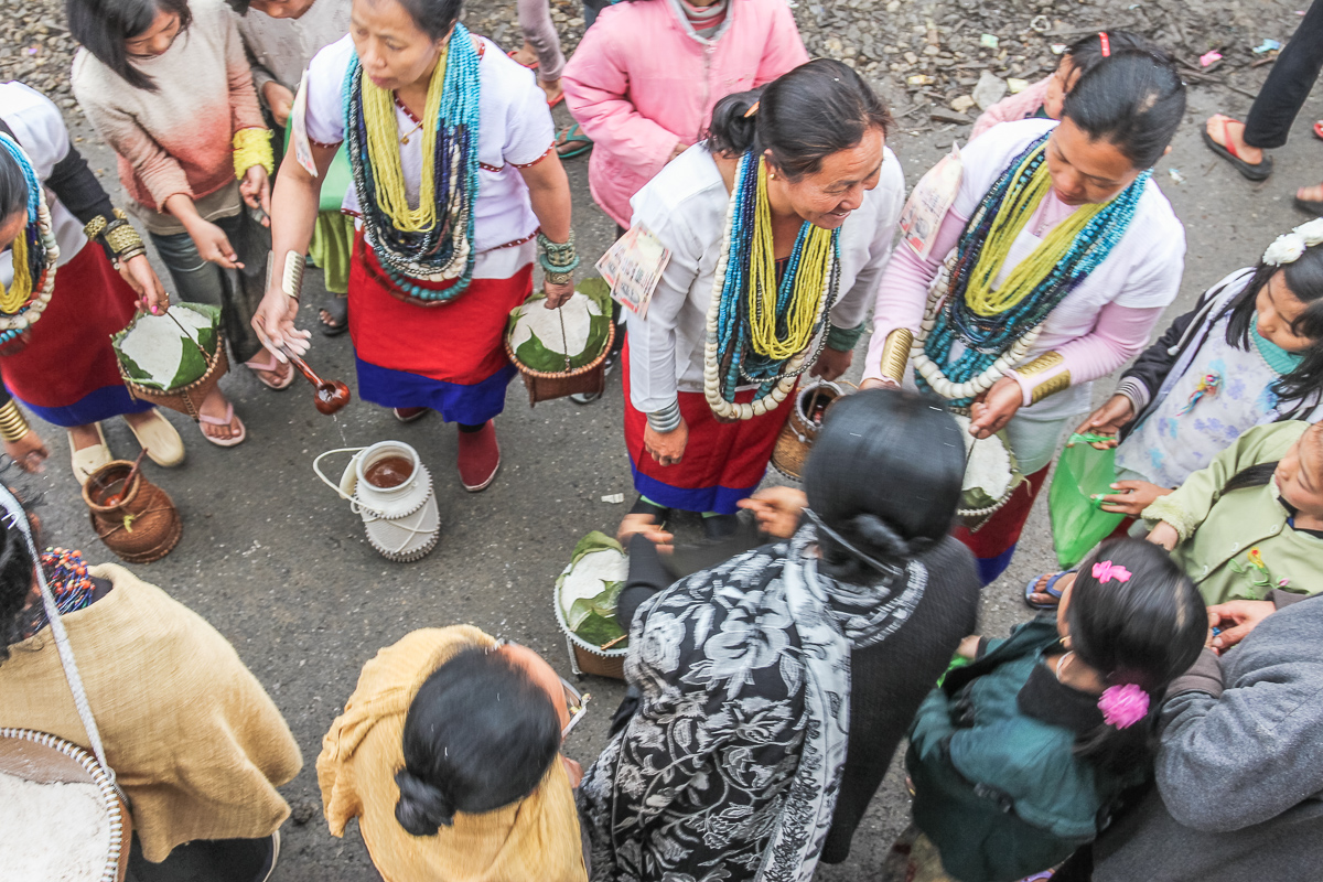 Apatani vrouwen met rijstbier en rijstmeel tijdens Myoko festival in Arunachal Pradesh in Noord-Oost India