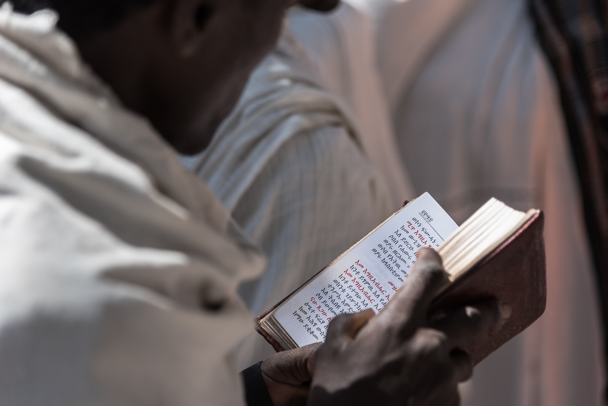 Bijbel lezen in Lalibela