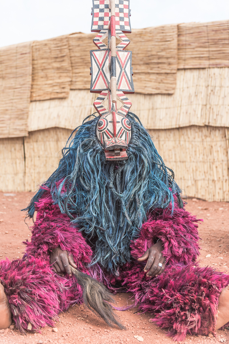 Gemaskerde man tijdens Festima festival in Dédougou in Burkina Faso