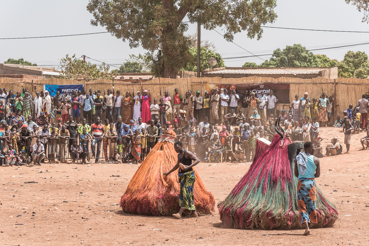 Zangbeto maskers uit Benin tijdens Festima festival in Burkina Faso