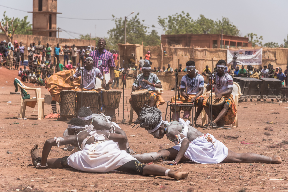 Zaouli stam uit Ivoorkust tijdens Festima festival in Burkina Faso