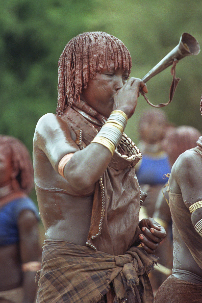 Hamar vrouw maakt muziek tijdens de Bulljump traditie.