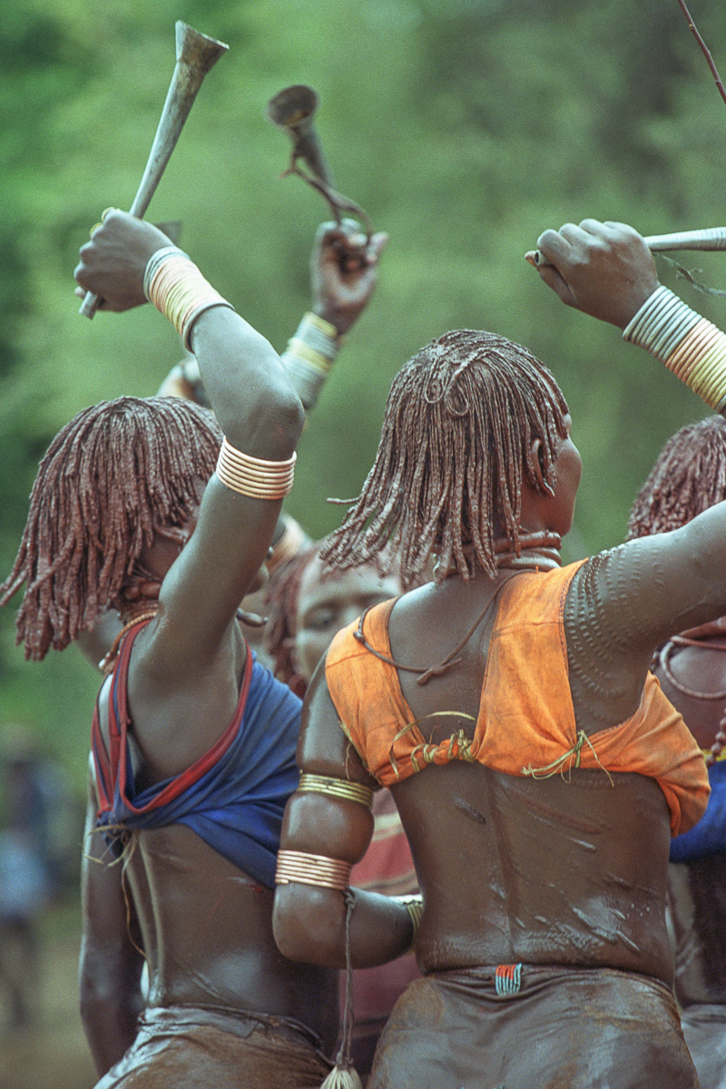 Hamar vrouwen dansen en zingen tijdens de Bulljump in Ethiopië.