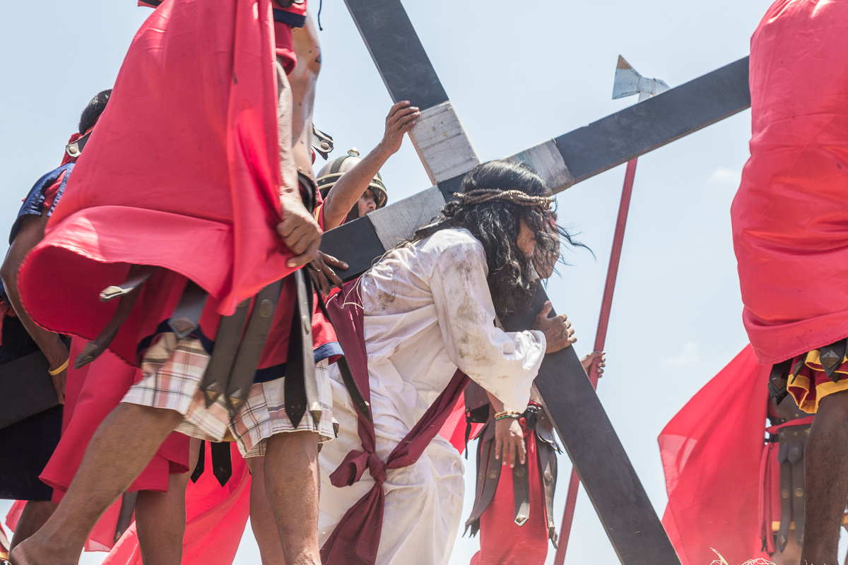 Jezus Christus draagt een kruis tijdens de Passiespelen op Goede Vrijdag.