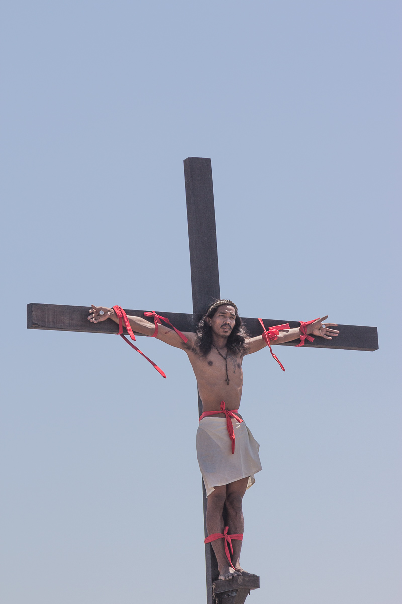 Kruisiging tijdens de Passiespelen op Goede Vrijdag.