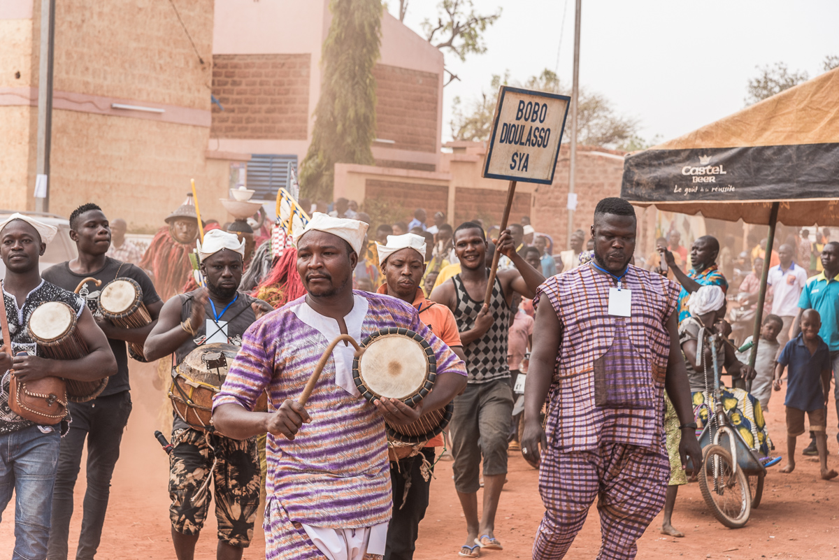 Muziek in de straten van Dédougou tijdens Festima festival in West-Afrika