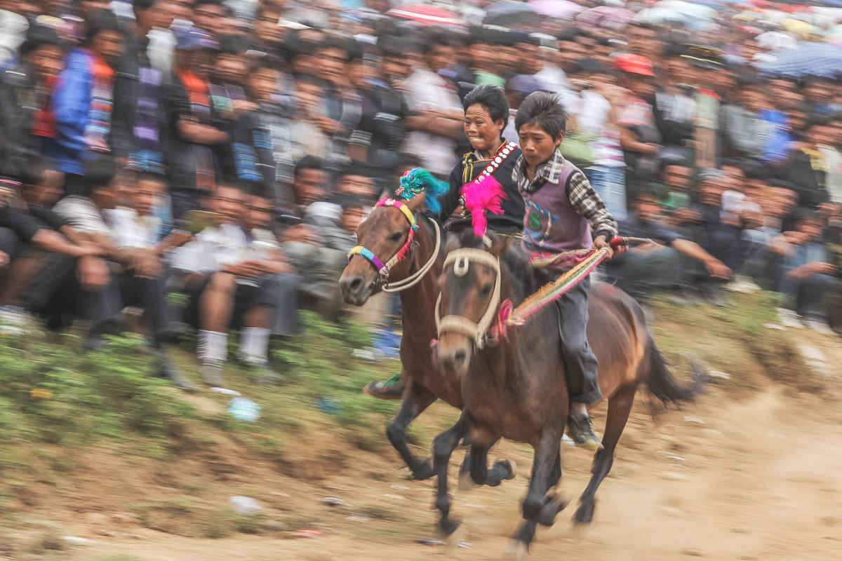 Paardenrace tijdens het torch festival in de omgeving van Xichang