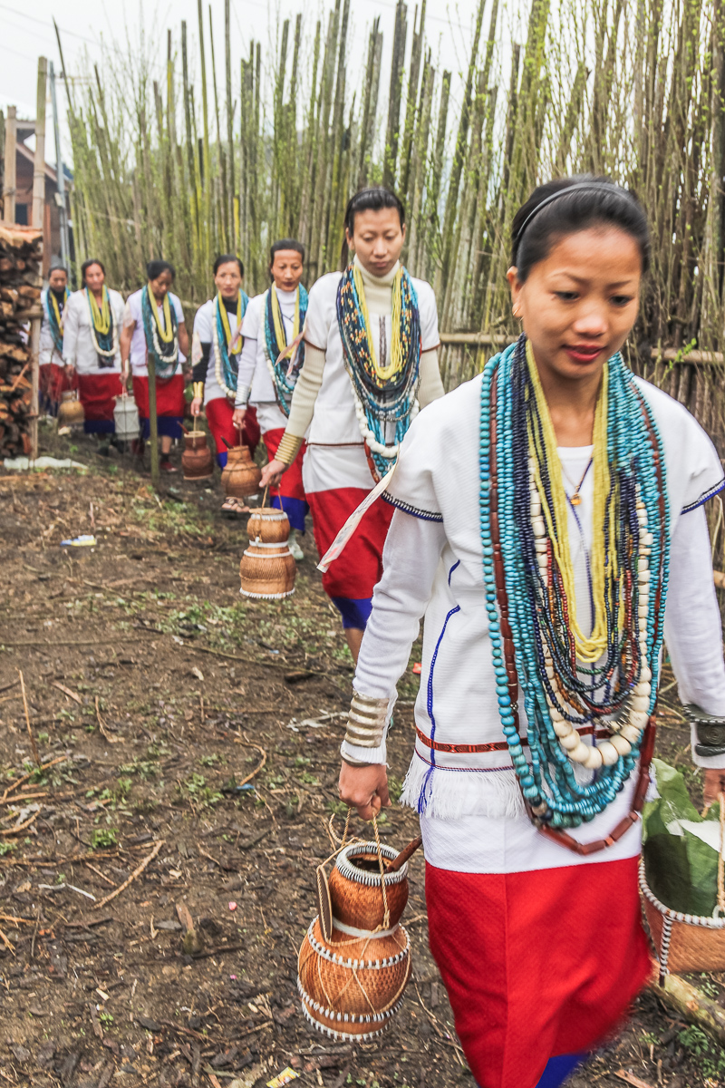 Rijstbier en rijstmeel worden gebracht voor het offeren tijdens Myoko traditie