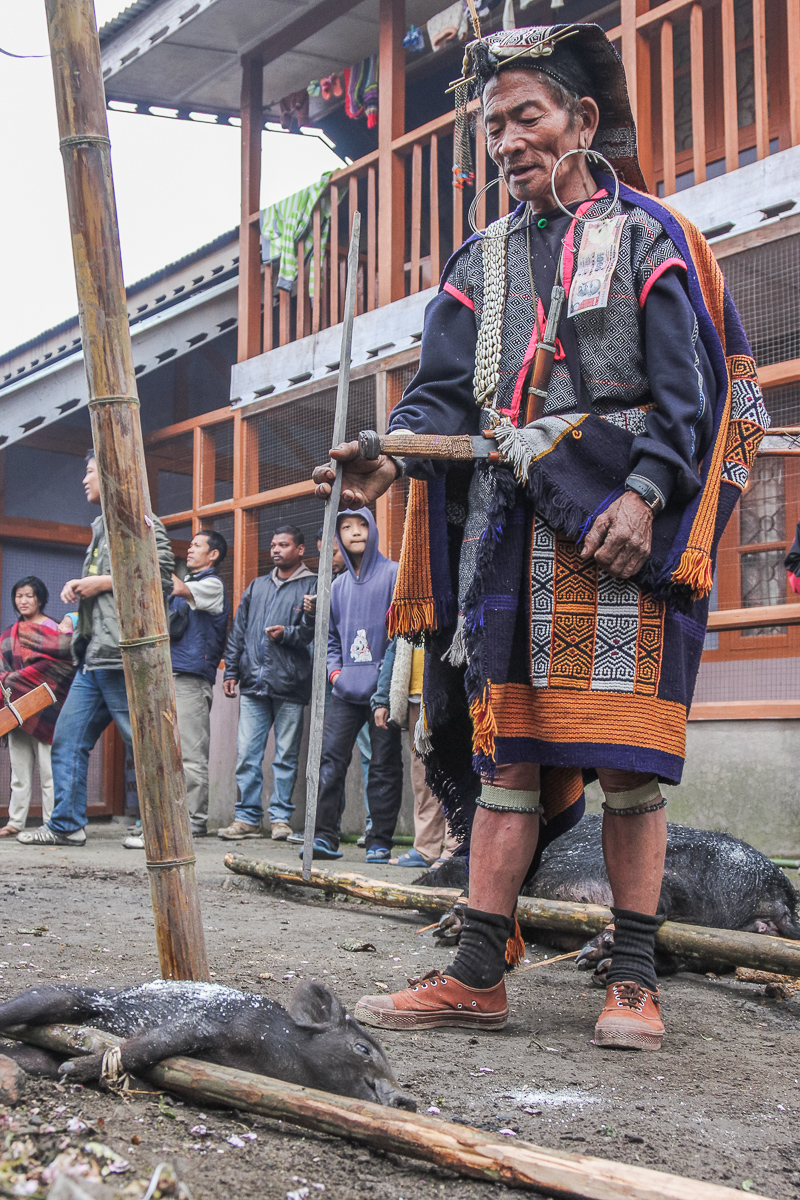 Sjamaan prevelt gebeden tijdens Myoko ritueel in Arunachal Pradesh in India