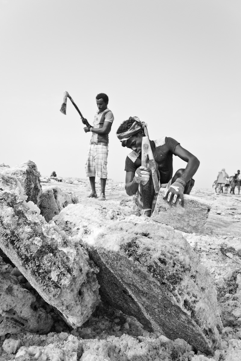 Blokken maken in een zoutmeer in Ethiopië